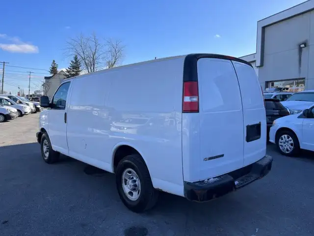 2017 Chevrolet Express Cargo Van in Cars & Trucks in Laval / North Shore - Image 3