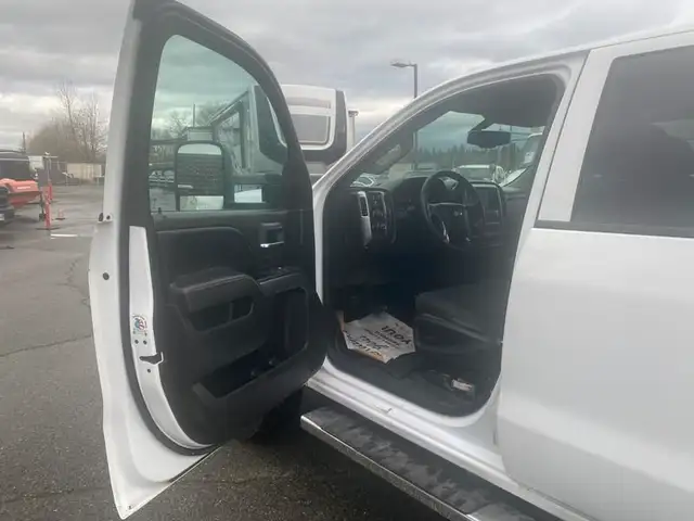 2015 chevrolet Silverado 3500HD 8 Foot Flat Deck 4WD in Heavy Trucks in Richmond - Image 8
