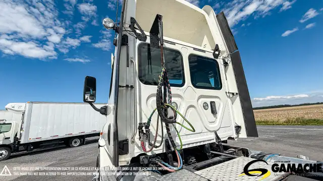 2017 FREIGHTLINER CASCADIA CA113DC DAY CAB in Heavy Trucks in Chilliwack - Image 10