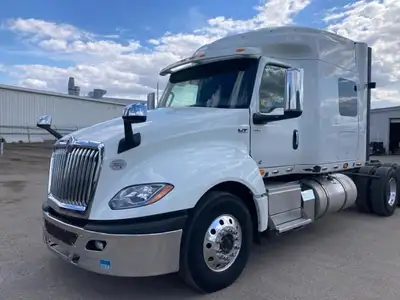 Stock #: 8928-20A Tandem Axle Sleeper Tractor, Cummins X15 engine (500) HP, Eaton Endurant transmiss...