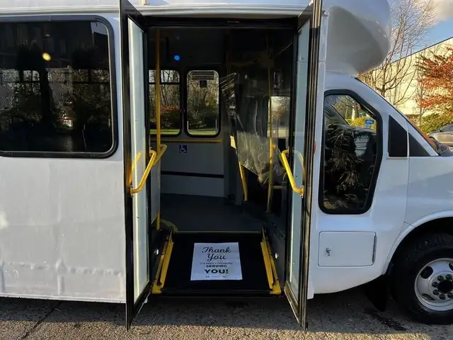 2017 chevrolet Express G4500 22 Passenger with Wheelchair Ramp O in Heavy Trucks in Richmond - Image 15