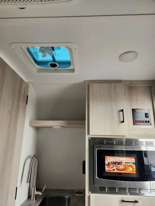 2023 WINNEBAGO Hike 100 H1316FB dans Caravanes classiques dans London - Image 11