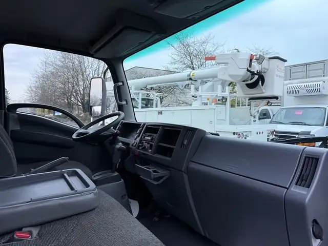 2018 isuzu NPR 16 Foot Flat Deck in Heavy Trucks in Richmond - Image 29