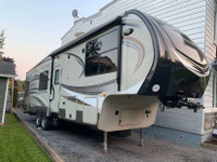 2016 FIFTH WHEEL 3 SLIDE OUT , LUXUEUSE , 34 PIED 418-932-6595
