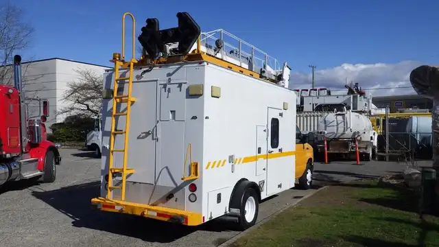 2015 ford Econoline E-450 Cube Van With Bucket in Heavy Trucks in Richmond - Image 9