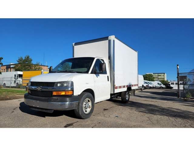  2012 Chevrolet Express 3500 G3500 - 12Ft Box - Ramp - V8 Gas in Cars & Trucks in City of Toronto - Image 3