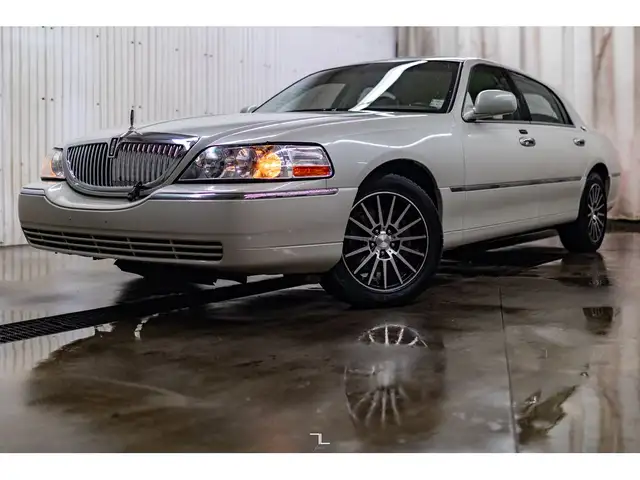 2005 Lincoln Town Car Leather Heated Seats in Cars & Trucks in Grande Prairie - Image 5