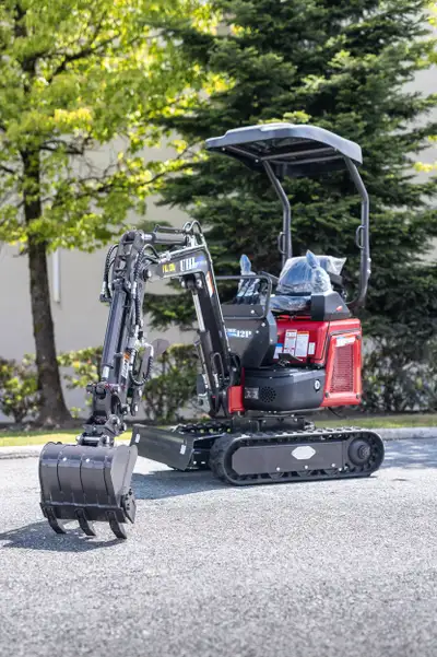 Kubota 15.8hp diesel engine, operating weight 2,667lbs, side joystick, swing boom, adjustable width...