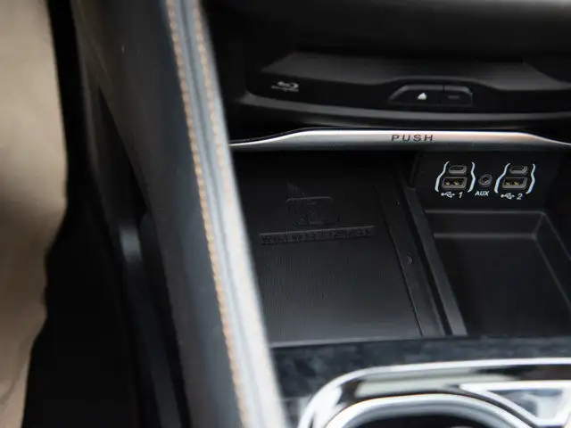 2023 Chrysler Pacifica Hybrid Pinnacle in Cars & Trucks in Calgary - Image 29