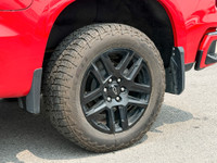 $375 bi-weekly for 84 months @ 7.99% OACThis one-owner, clean Carfax Silverado Custom turns heads in... (image 9)