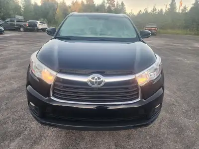 2015 Toyota Highlander XLE AwD 8 seats (Safety Ontario and Quebec) Clean title Sunroof Navigation Ba...