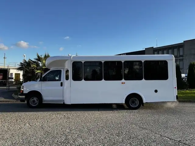 2017 chevrolet Express G4500 22 Passenger with Wheelchair Ramp O in Heavy Trucks in Richmond - Image 7
