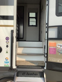 Columbus CMF393RLW The 393RL is the biggest couples coach River Ranch has to offer. This floorplan p... (image 7)