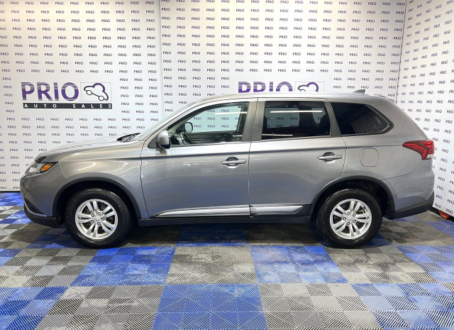 2020 Mitsubishi Outlander in Cars & Trucks in Ottawa - Image 2