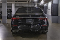 This Mercedes-Benz S-Class has a powerful Twin Turbo Gas/Electric V-8 4.0 L/243 engine powering this... (image 5)