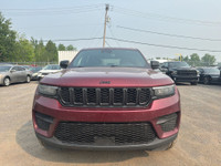 Decouvrez ce superbe Jeep Grand Cherokee Laredo 2022 au style affirme et a la polyvalence legendaire... (image 1)