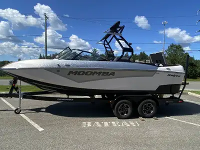 Moomba Kaiyen 2023 Longeur / Length : 21’5” Largeur / Beam : 102” Capacité / Capacity : 15 Passagers...