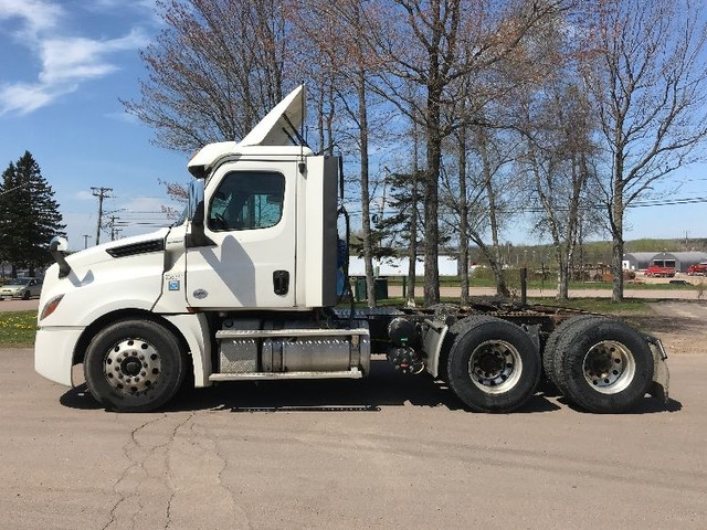 2019 Freightliner T12664ST in Heavy Trucks in Moncton - Image 4