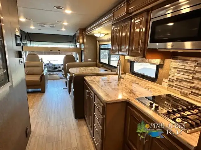 2020 Thor Motor Coach Challenger 37YT Washer & Dryer 12 k Miles in RVs & Motorhomes in Moncton - Image 42