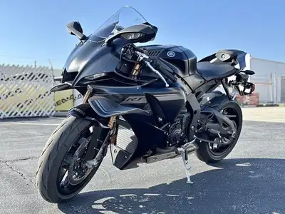 APPLY NOW: https://www.ridecollective.ca/get-pre-approved The 2025 YAMAHA YZF-R1M is a high-performa...