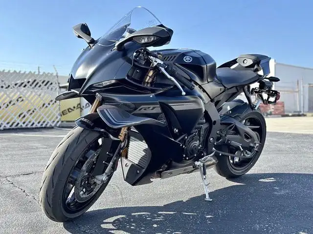 2025 YAMAHA YZF-R1-BLACK! in Street, Cruisers & Choppers in Delta/Surrey/Langley - Image 2