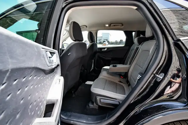 2020 Ford Escape SE • HEATED SEATS • CP/AA • NAV • PARK ASSIST in Cars & Trucks in Kingston - Image 32