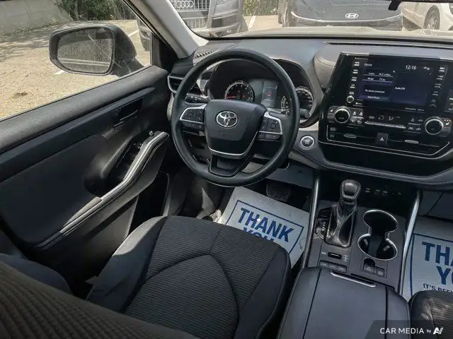2022 Toyota Highlander LE | V6 Power | 8-Passenger Seating dans Autos et camions dans Cambridge - Image 18