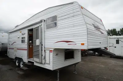 Fleetwood Terry 255 light weight 5625 lb 5th wheel with slideout. 25 foot floorplan. Rear bathroom l...