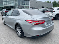 La Toyota Camry LE 2020 est une berline intermédiaire reconnue pour sa fiabilité, son confort et sa... (image 9)