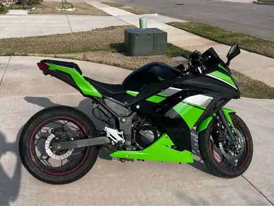 APPLY NOW: https://www.ridecollective.ca/get-pre-approved 2014 Kawasaki Ninja is a sleek and powerfu...