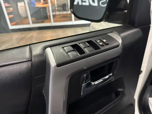 2022 Toyota 4Runner SR5 BLANC V6 4X4 7 PLACES TOIT OUVRANT SIÈGE in Cars & Trucks in Saint-Jean-sur-Richelieu - Image 15
