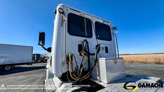 2011 FREIGHTLINER CASCADIA CA113DC DAY CAB in Heavy Trucks in Chilliwack - Image 12