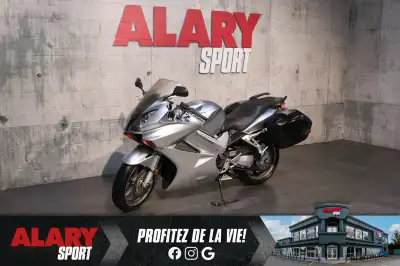 Cette MOTOCYCLETTE HONDA VFR800 INTERCEPTOR 2005 est disponible DÈS MAINTENANT! Contactez-nous au 45...