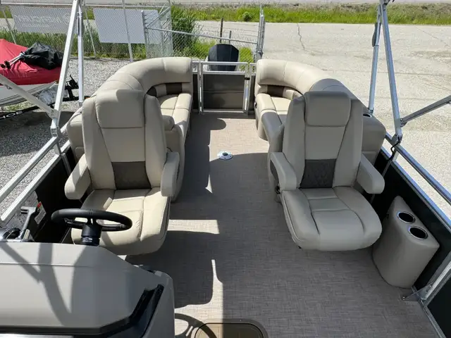2024 Sun Tracker Party Barge 22 XP3 Tritoon, Mercury 150 L 4s-po in Powerboats & Motorboats in Calgary - Image 11