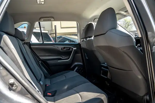 2020 Toyota RAV4 LE | CAM | HEATED SEATS | ONE OWNER in Cars & Trucks in City of Toronto - Image 11