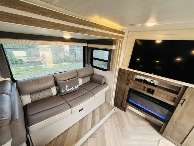 2021 FOREST RIVER SALEM 33TS 38'9" TRAVEL TRAILER in Cargo & Utility Trailers in Delta/Surrey/Langley - Image 13