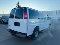 2025 CHEVROLET EXPRESS G3500 LT - 12 Passenger - 6.6 Lit - 8 Cylinder Gasoline engine. White exterio... (image 4)