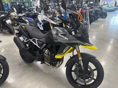 SUZUKI V-Strom 800 2025 La V-STROM800 combine des performances optimales avec un confort et une mani...