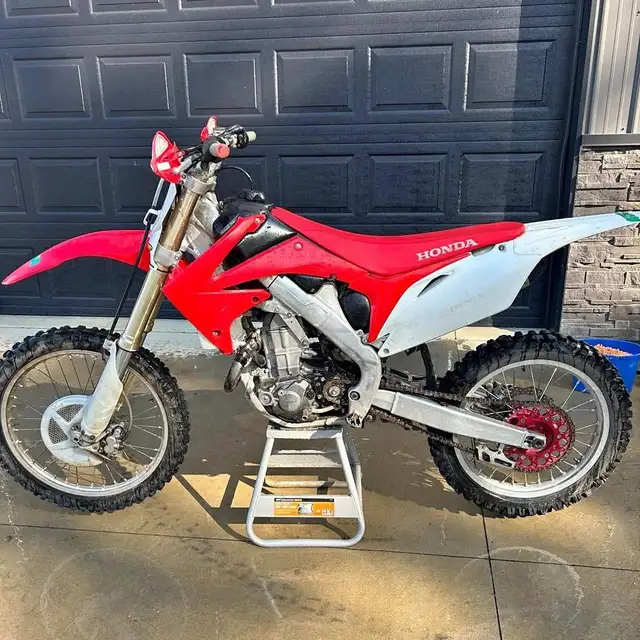 2011 HONDA CRF250R-RED! in Dirt Bikes & Motocross in Edmonton - Image 2