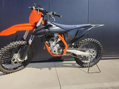 2022 KTM 350 SX-F a KTM 350 SX-F est une motocross très prisée qui offre un excellent équilibre entr...