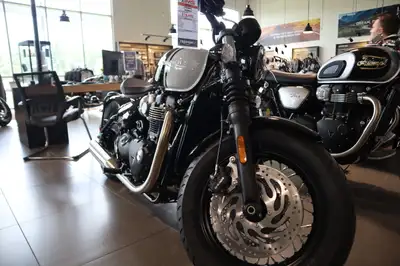 2025 Triumph Bonneville Bobber With its low profile and clean lines, the new Bobber Icon Edition, dr...