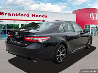 Uncompromising performance and sleek style combine in this 2018 Toyota Camry. This well-maintained p... (image 5)