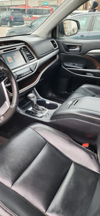 2019 Toyota Highlander XLE ALL WHEEL DRIVE. Clean Carfax, ONE single Owner. See the ad? The vehicle... (image 4)
