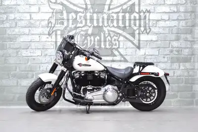ONLY 1,385 km on this beautiful, Bonneville Salt Denim, 2018 Softail Slim FLSL! One owner bike, bare...