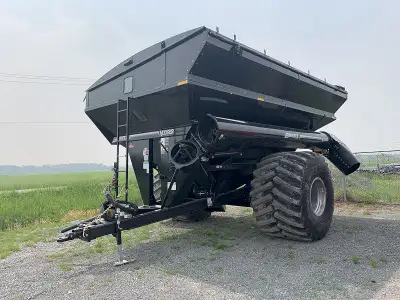 2025 BRENT V1100 GRAIN CART STOCK # A107652 1100 BUSHEL 20 INCH CORNER AUGER ADJUSTABLE AXLE 410 SCA...
