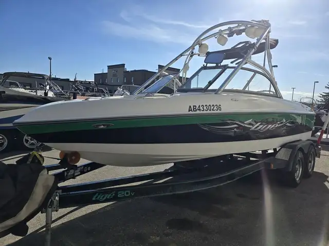 2007 Tige Boats 20V Surf Boat FINANCING AVAILABLE in Powerboats & Motorboats in Saskatoon - Image 8