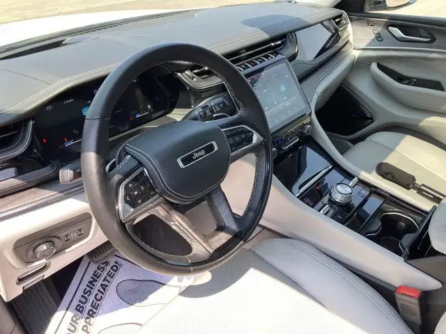 2023 Jeep Grand Cherokee Overland in Cars & Trucks in Hamilton - Image 16