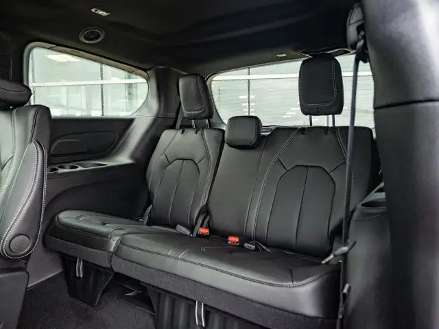 2025 Chrysler Pacifica Select in Cars & Trucks in Barrie - Image 15