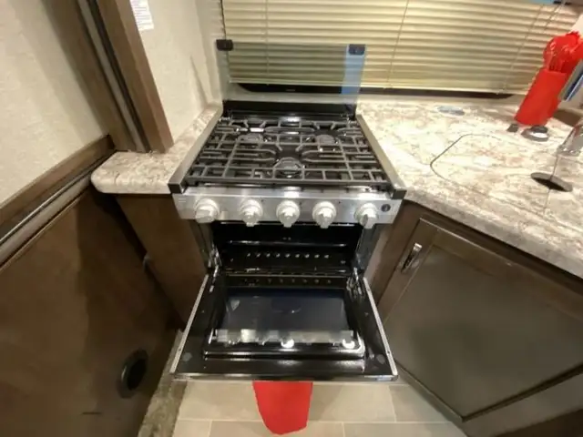 2021 Thor Motor Coach Chateau 28Z in RVs & Motorhomes in Edmonton - Image 30