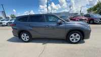 This Toyota Highlander is equipped with: Cloth Seats, Heated Front Seats, Power Adjustable Driver Se... (image 3)